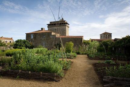 Medieval garden in Bazoges-en-Pareds © A.Escudier