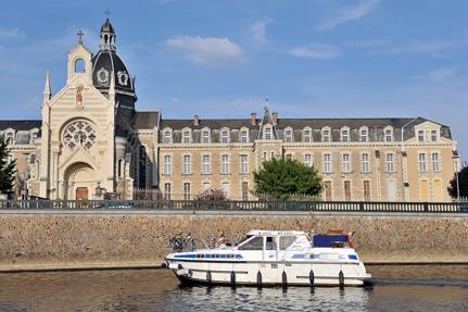The Mayenne River at Château-Gontier © J.D Billaud/Nautilus