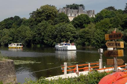 The Mayenne River at Ménil © J.D Billaud/Nautilus