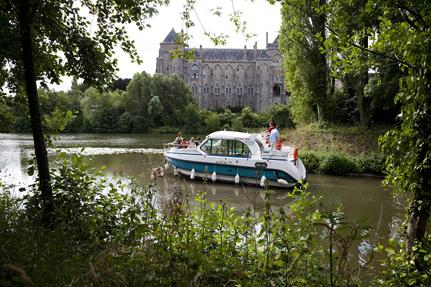 The Sarthe River and the Solesmes Abbey © Vallée de la Sarthe-CEMJIKA