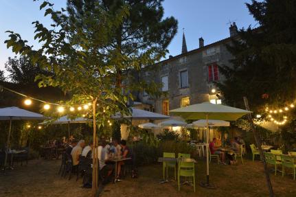 Terrasse de la crêperie "Le comptoir" de Fontenay le Comte	© P. Baudry